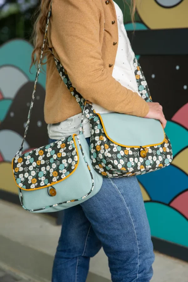 Sac réversible June bleu gris moutarde fleurs porté dans les deux sens