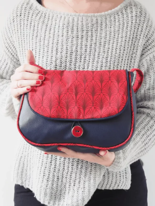 Sac réversible cousu main en Bretagne simili cuir bleu marine tissu imprimé rouge feuilles