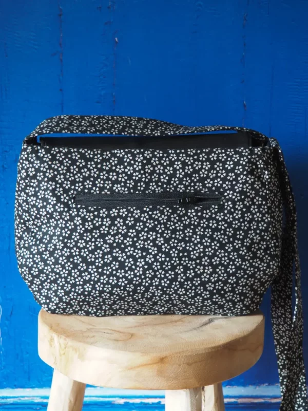 Sac réversible noir fleurs côté tissu imprimé dos poche zippée