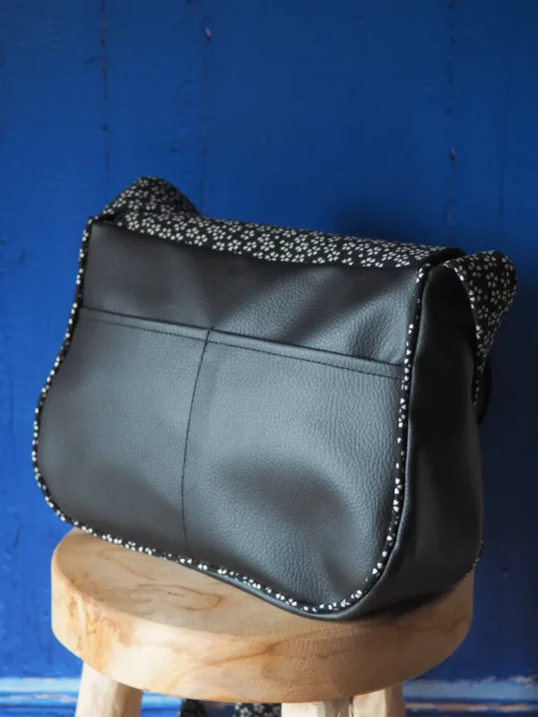 Sac réversible noir fleurs côté simili cuir dos double poches plaquées