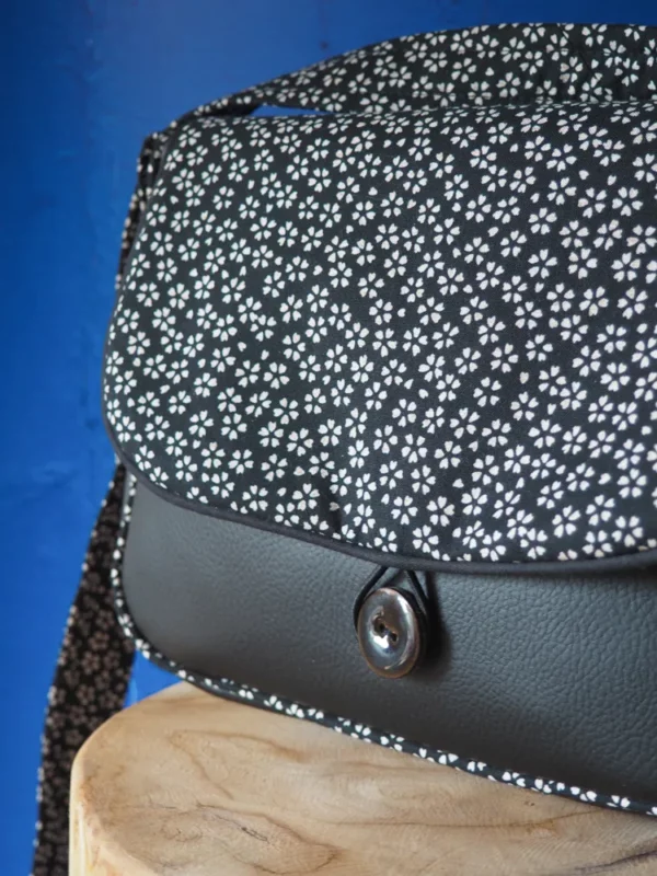 Sac réversible femme noir fleurs zoom sur bouton coco noir