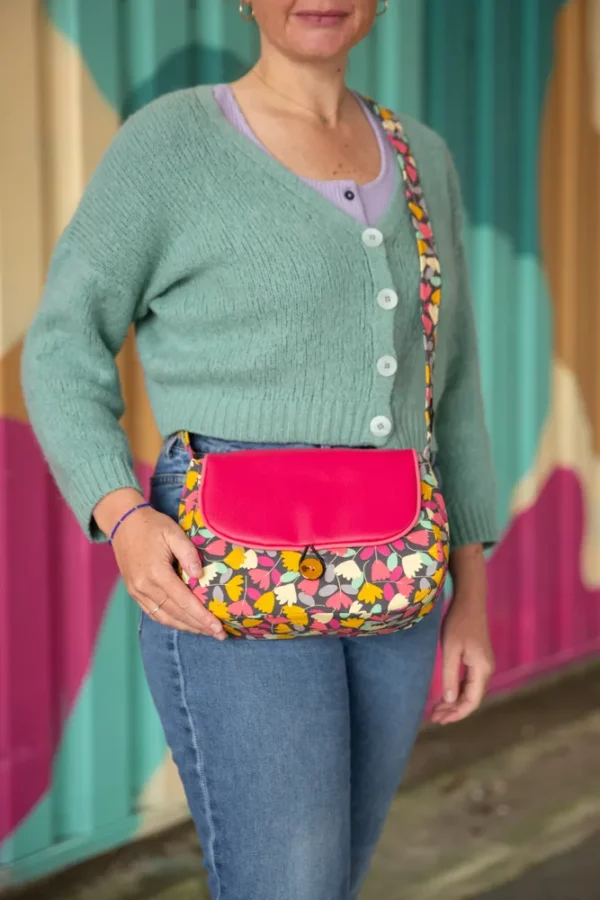 Sac réversible Cécile porté côté tissu imprimé fleurs colorées