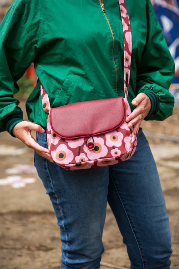 Sac réversible Paulette porté côté imprimé vintage