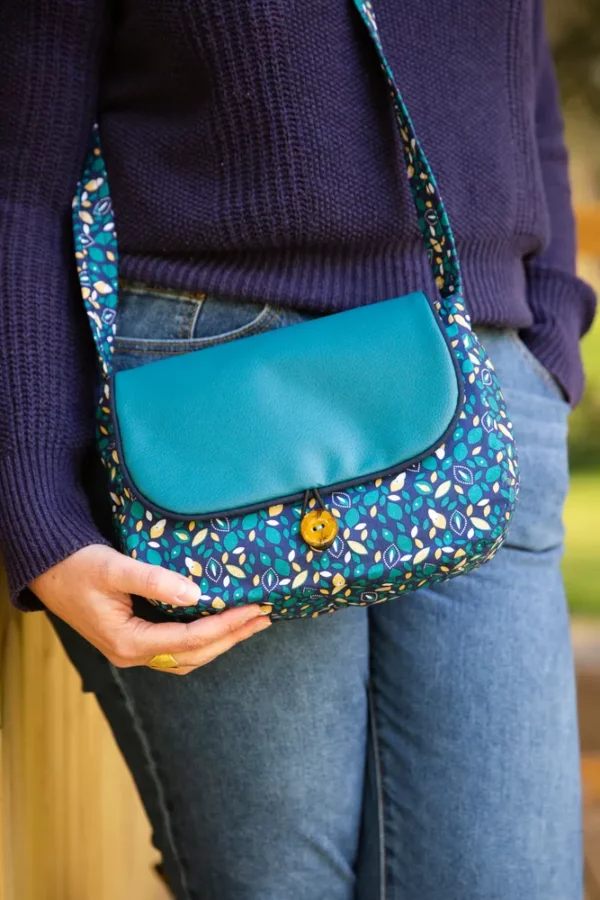 Sac réversible fait main Pépite porté côté tissu imprimé bleu