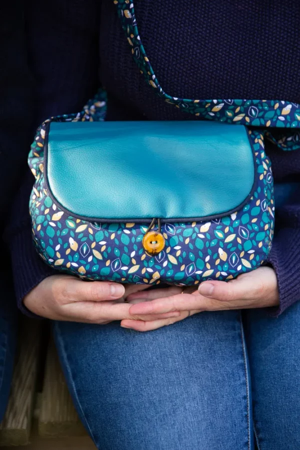 Sac réversible Pépite côté tissu imprimé bleu marine zoom sur bouton coco jaune moutarde