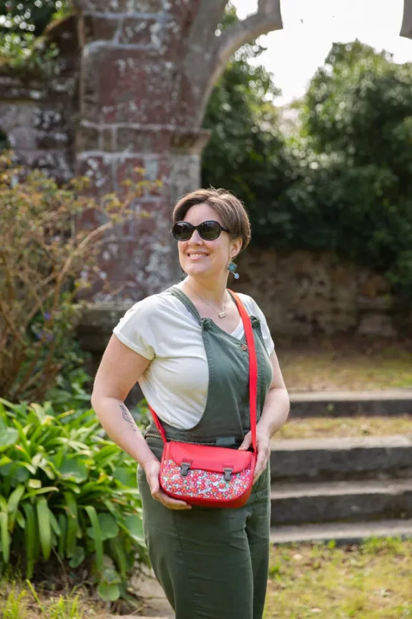 Sac à main l'essentiel rouge cerises porté