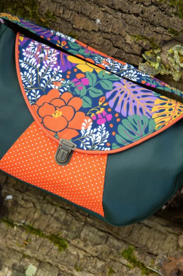 Sac besace Camille zoom sur tissu imprimé fleurs et tissu orange pois