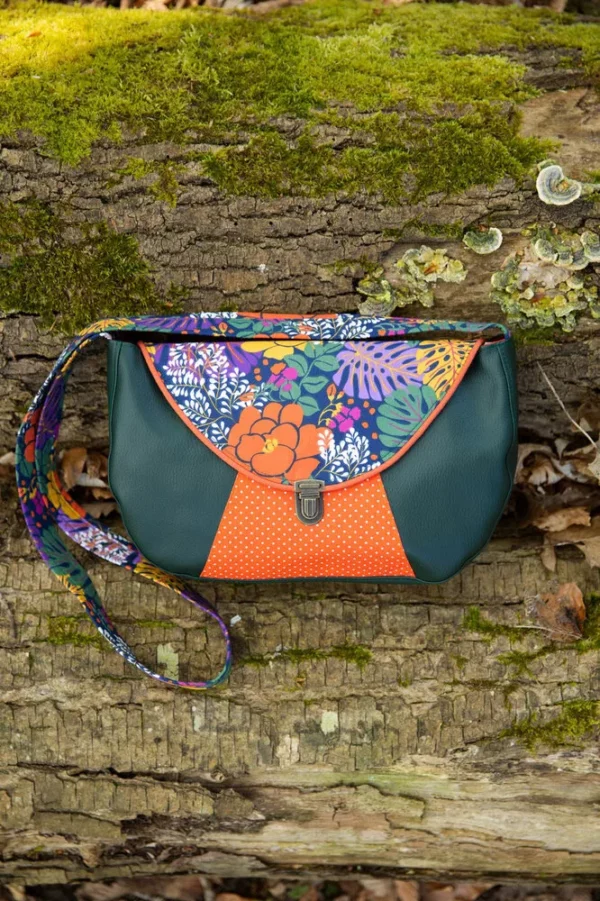 Sac besace fait main en France simili cuir vert tissu imprimé orange multicolore fleurs Camille