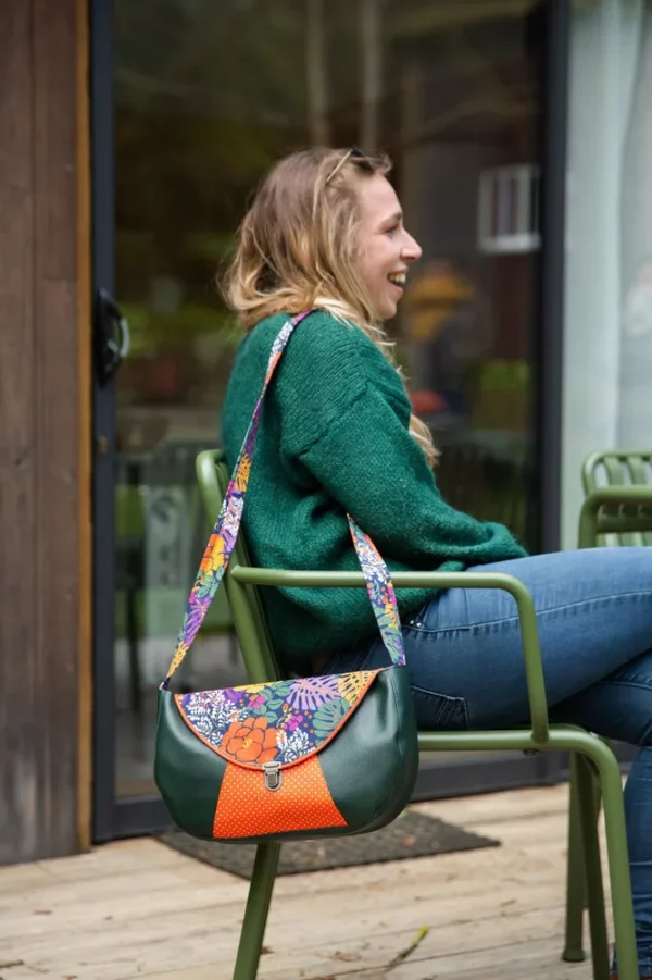 Sac besace Camille vert et orange porté