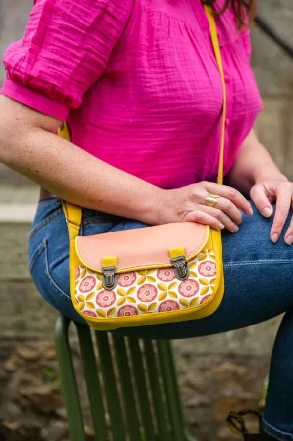 Sac à main femme fait main en Bretagne simili cuir jaune et tissu imprimé rose