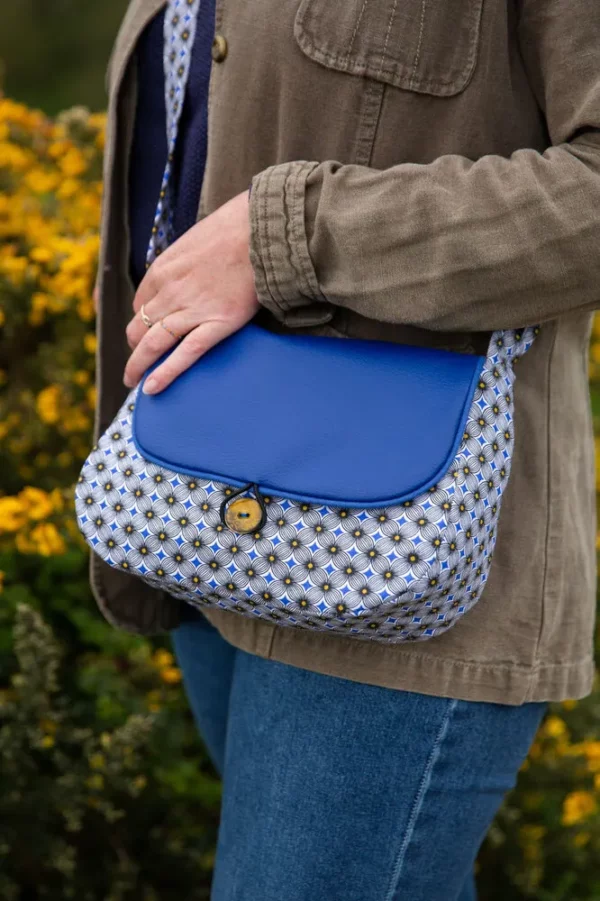 Sac réversible Sunny fait main porté côté tissu imprimé