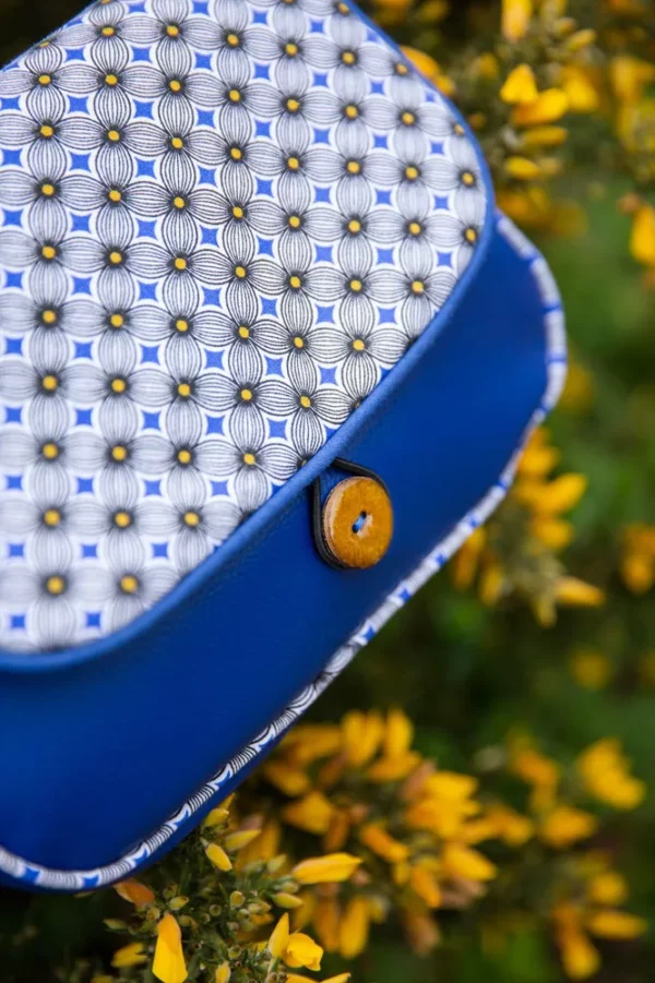 Sac réversible Sunny simili cuir bouton jaune détail
