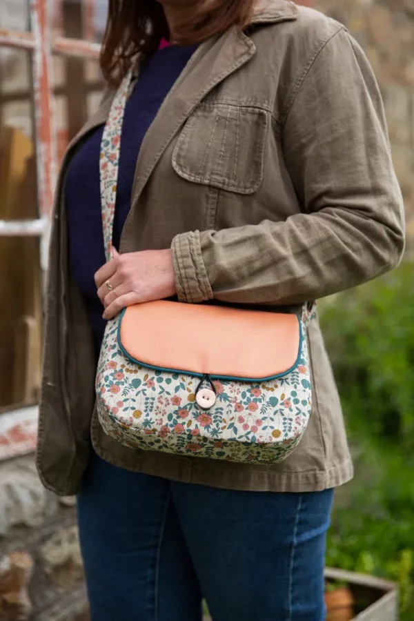 Sac réversible femme Peach porté côté tissu imprimé