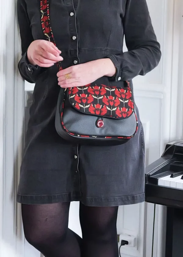 Sac à main femme réversible fait main en France simili cuir noir et tissu imprimé rouge Aline