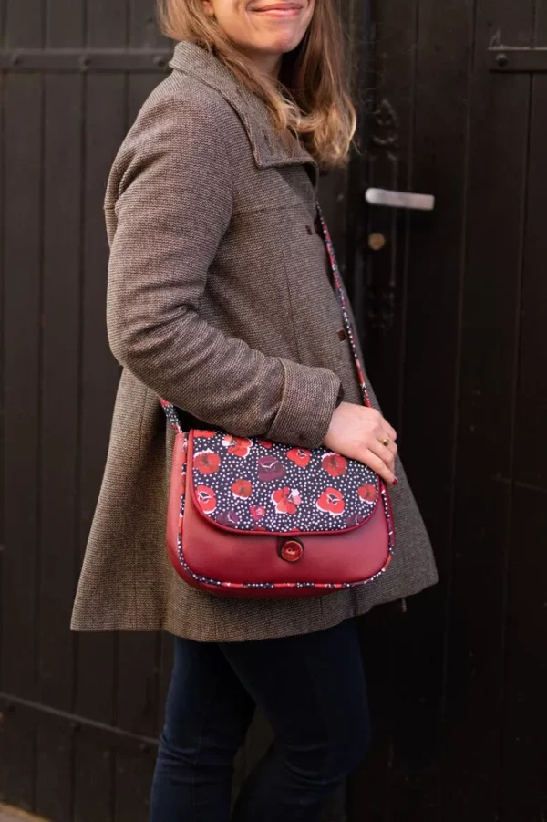 Sac à main femme 2 en 1 réversible simili cuir rouge bordeaux tissu imprimé noir fleurs Poppy finitions passepoil