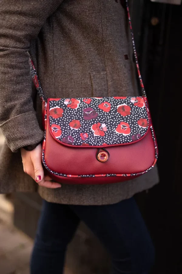Sac réversible fait main en France simili cuir rouge bordeaux tissu iomprimé noir fleurs Poppy