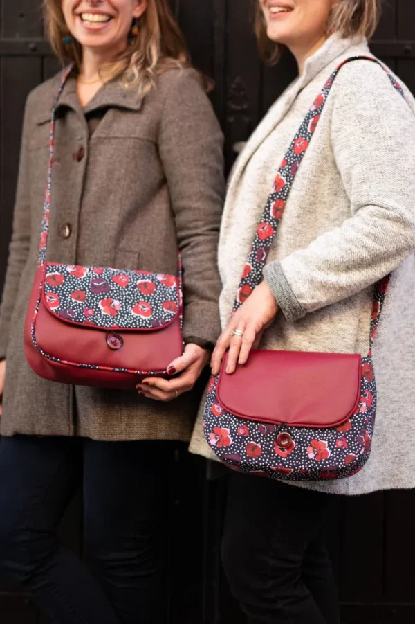 Sac à main femme réversible fait main en France Poppy porté des deux côtés