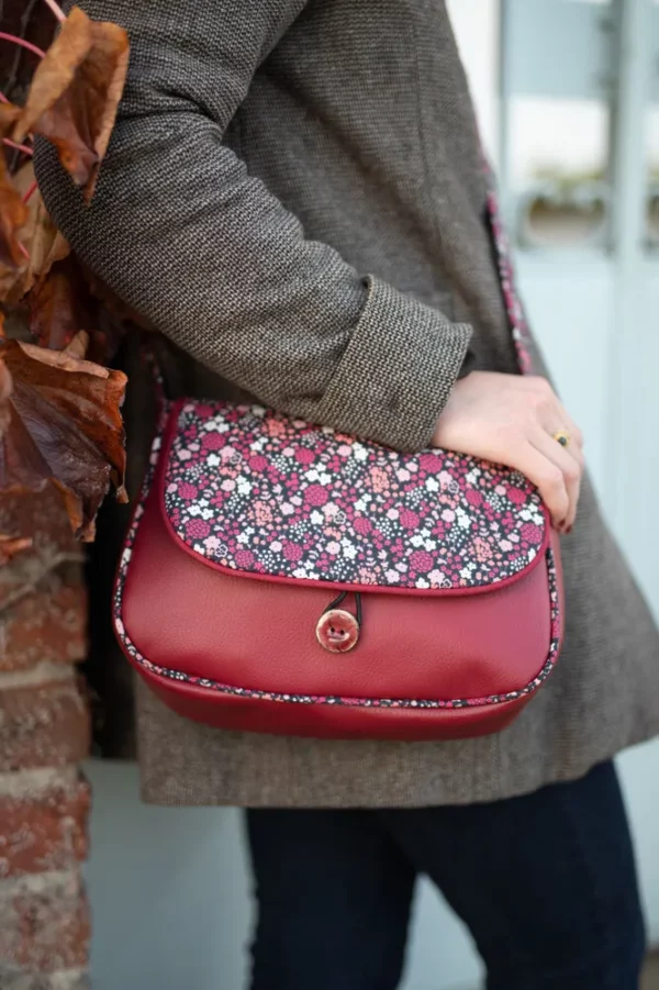 Sac à main femme réversible fait main en France simili cuir rouge bordeaux tissu imprimé fleurs Julie