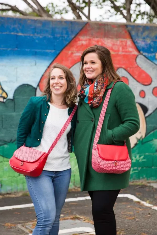 Sac à main réversible rouge Aloïse porté des deux côtés