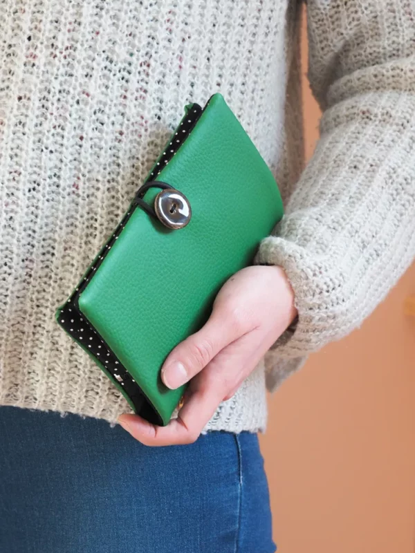 Portefeuille compagnon femme fait main en France simili cuir vert tissu imprimé noir pois blancs Suzanne