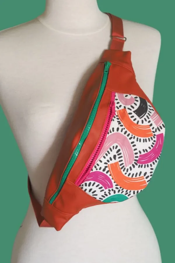 Banane Originale Fanny zoom sur tissu imprimé multicolore coloré