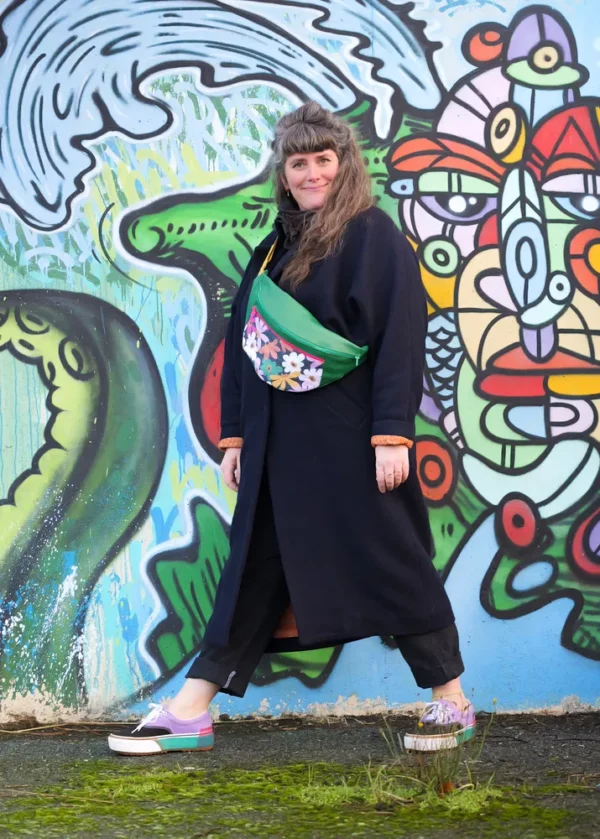Sac banane XL femme colorée fait main simili cuir vert tissu imprimé fleurs Clara
