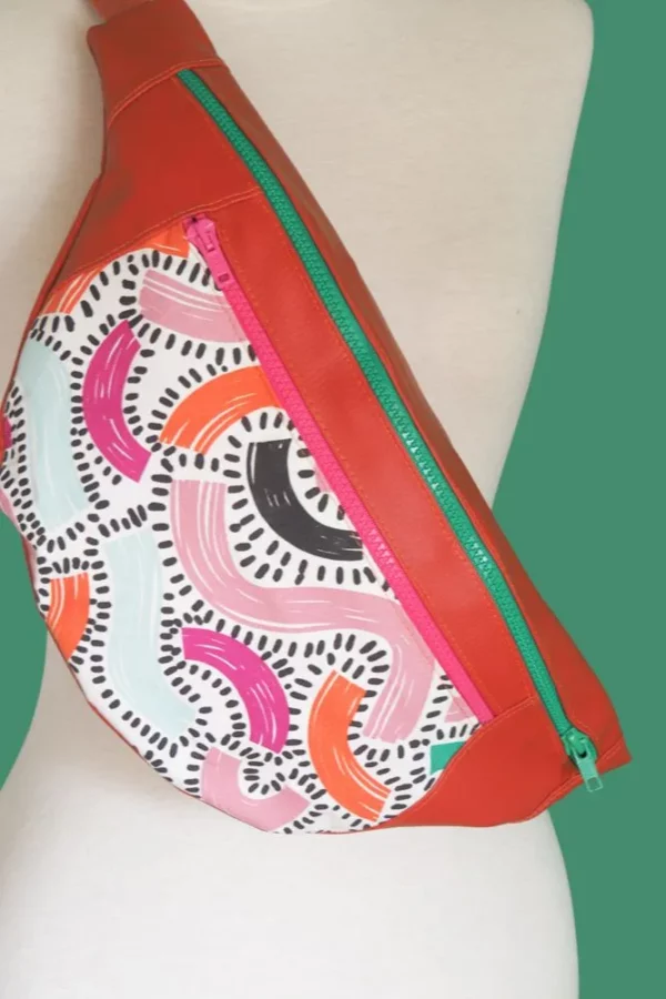Banane XL Fanny cousue main zoom sur tissu imprimé multicolore