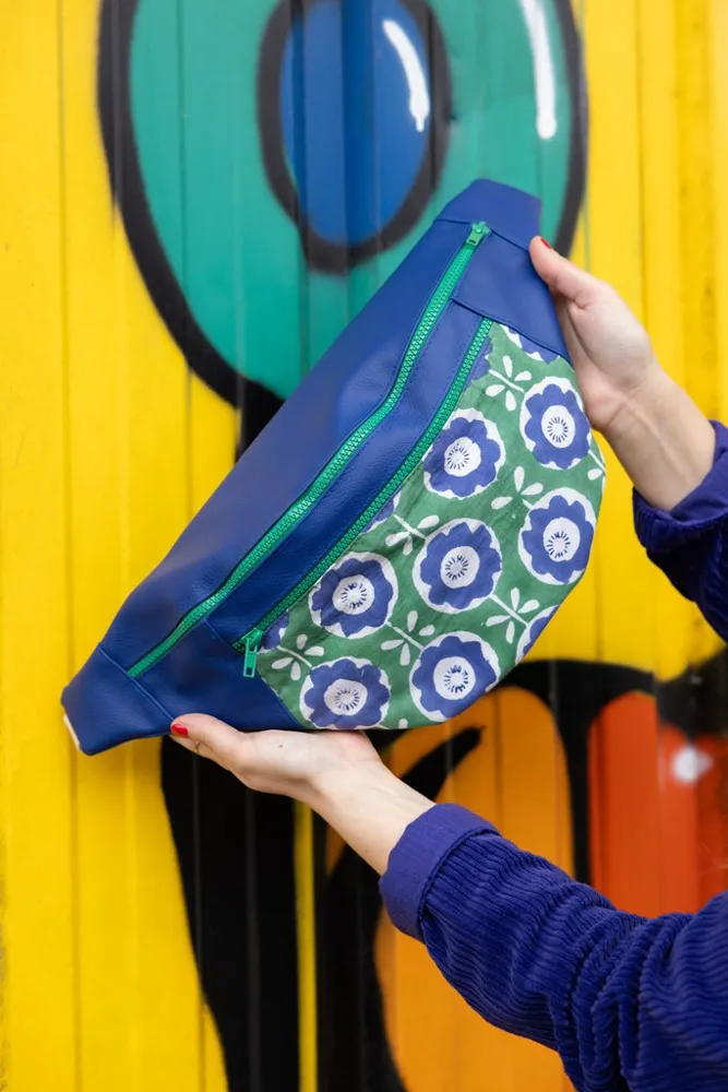 Banane XL colorée fait main en France simili cuir bleu tissu imprimé vert fleurs rétro vintage Léna