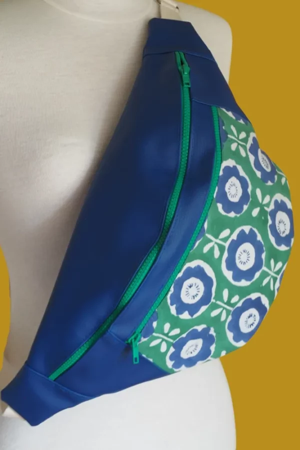 Banane XL Léna simili cuir bleu et verte fleurs oversize