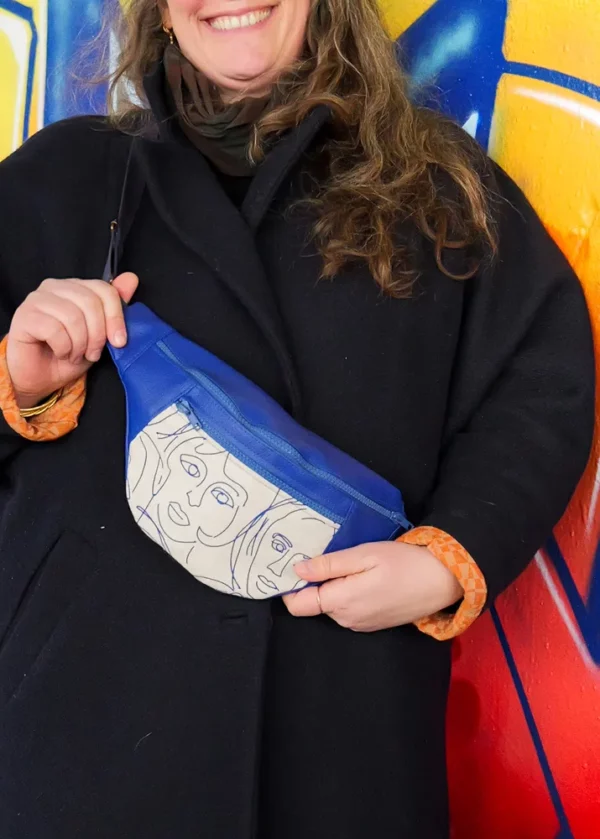 Sac banane fait main en France modèle l'originale simili cuir bleu tissu imprimé visages Picassa