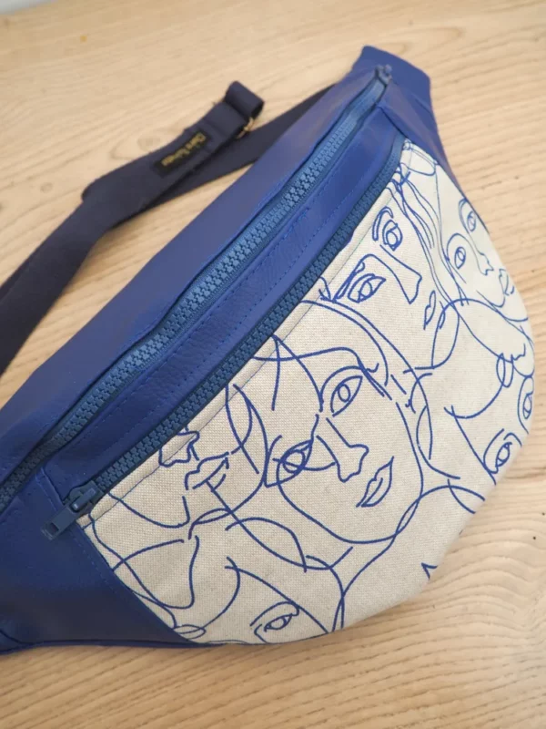 Banane XL fait main en France simili cuir bleu tissu imprimé visages Picassa