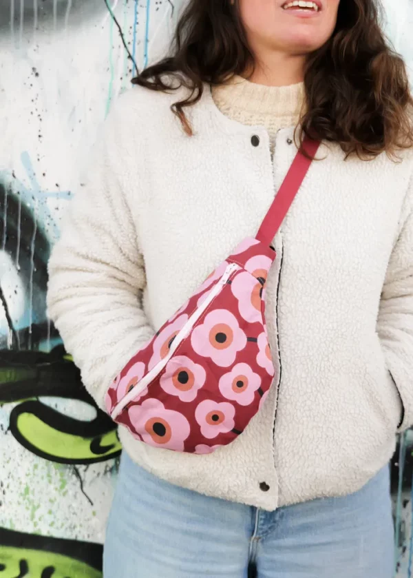 Sac banane imprimée fait main tissu imprimé rétro bordeaux fleurs roses Paulette