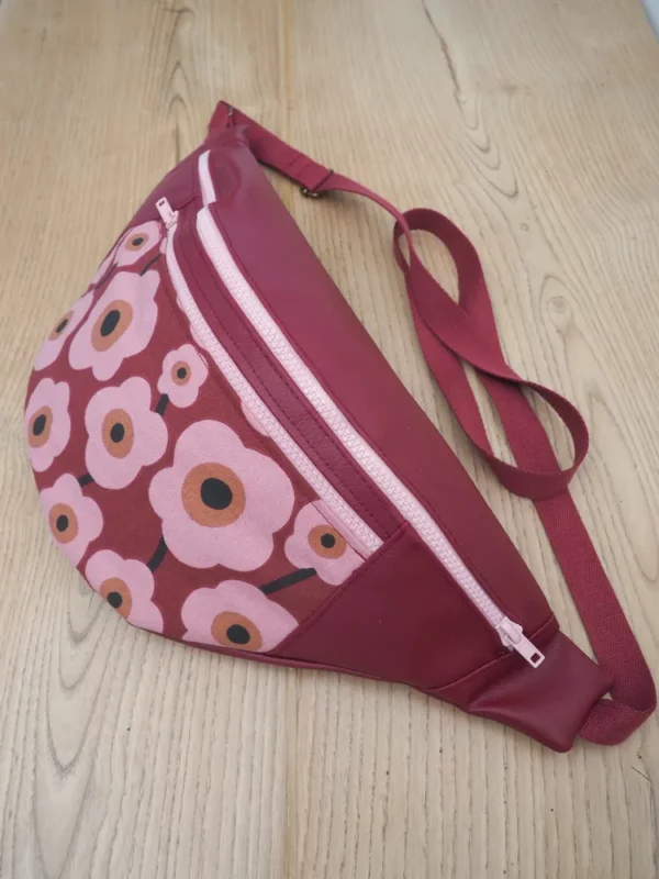 Banane cousue main en France simili cuir bordeaux tissu imprimé vintage grosses fleurs roses Paulette