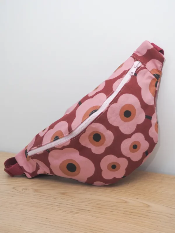 Banane imprimée Paulette cousue main en Bretagne tissu imprimé bordeaux fleurs roses vintage