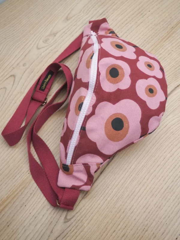 Sac banane cousu main en France tissu imprimé bordeaux fleurs roses vintage Paulette