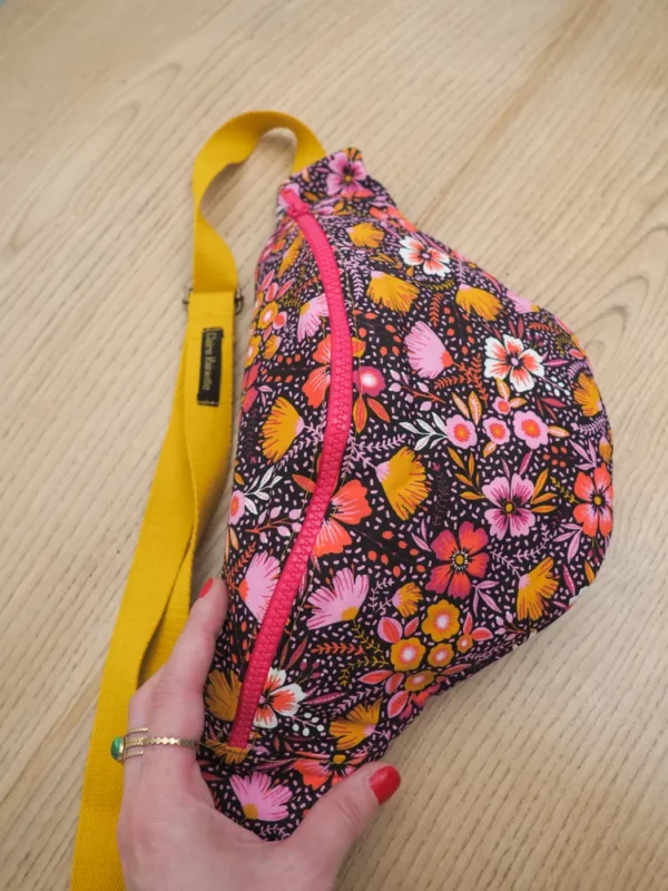 Sac banane imprimée fait main en France tissu fleurs Frida