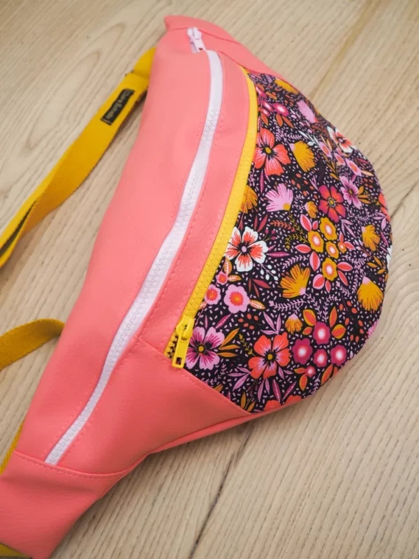 Sac banane Frida simili cuir corail et tissu imprimé moutarde fleurs