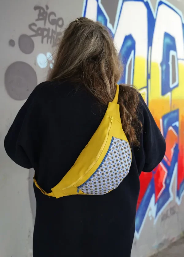 Sac banane fait main en France taille XL simili cuir jaune tissu imprimé bleu Sunny