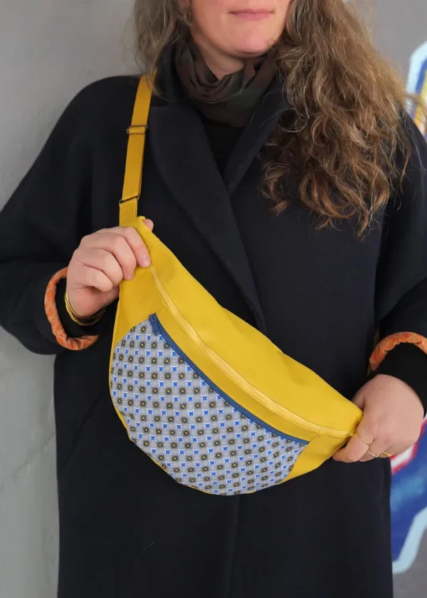 Sac banane bandoulière XL simili cuir jaune tissu imprimé bleu géométrique Sunny