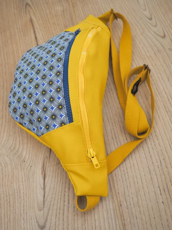 Sac banane bandoulière moutarde simili cuir jaune tissu imprimé géométrique bleu Sunny