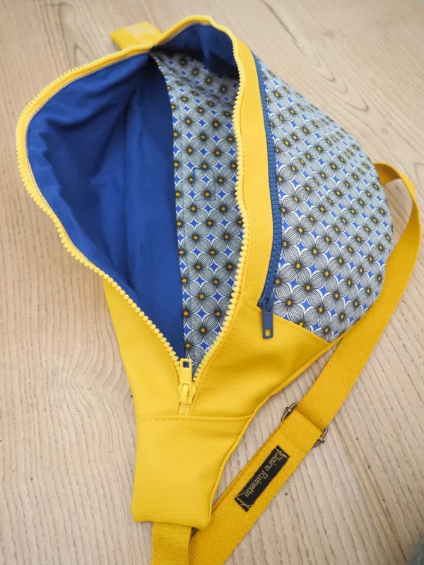 Sac banane fait main en France simili cuir jaune tissu imprimé bleu ouverte vue sur poche intérieure