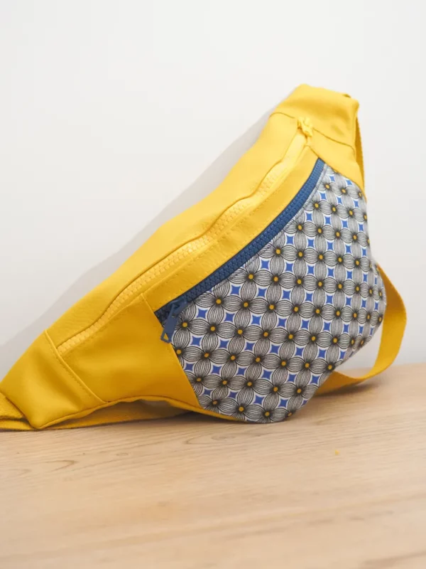 Sac banane fait main en France simili cuir jaune tissu imprimé bleu Sunny double fermeture