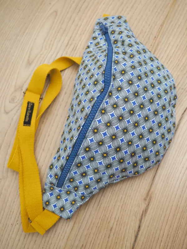 Sac banane cousu main en Bretagne tissu imprimé géométrique bleu Sunny