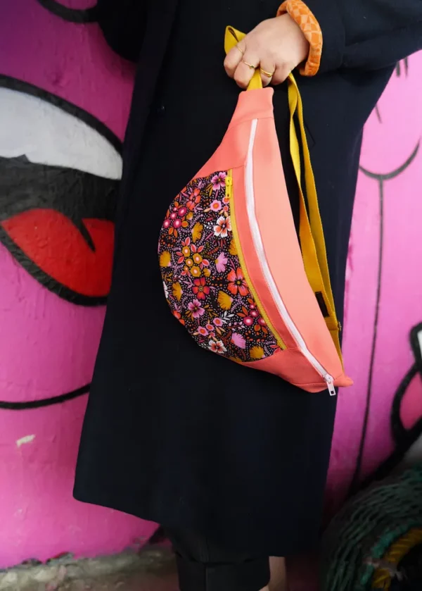 Sac banane Frida corail jaune moutarde fleurs portée