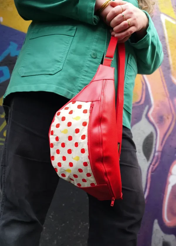 Sac banane XL portée simili cuir rouge tissu imprimé pommes