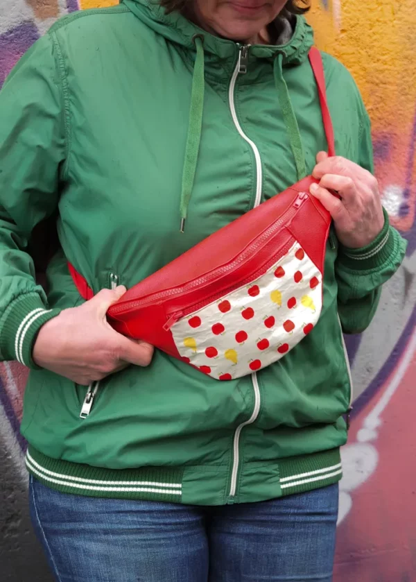 Banane originale femme fait main simili cuir rouge tissu imprimé pommes