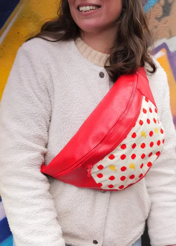 Sac banane XL fait main en France simili cuir rouge tissu imprimé les pommes