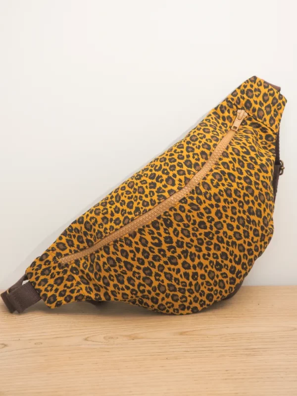 Sac Banane cousu main en France tissu imprimé léopard