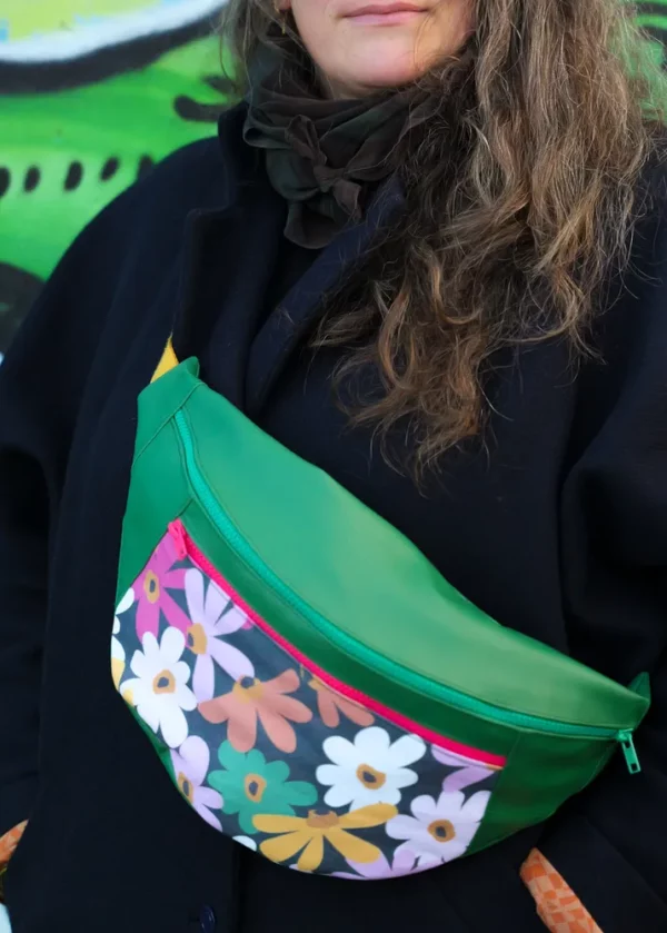 Banane XL colorée cousu main en Bretagne simili cuir vert tissu imprimé fleurs Clara