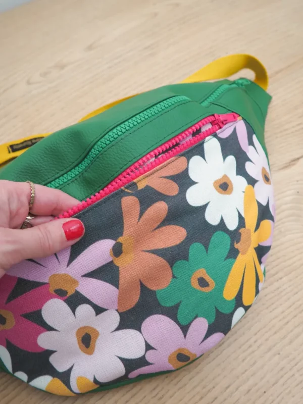 Banane XL fait main simili cuir vert tissu imprimé fleurs vue poche devant zippée